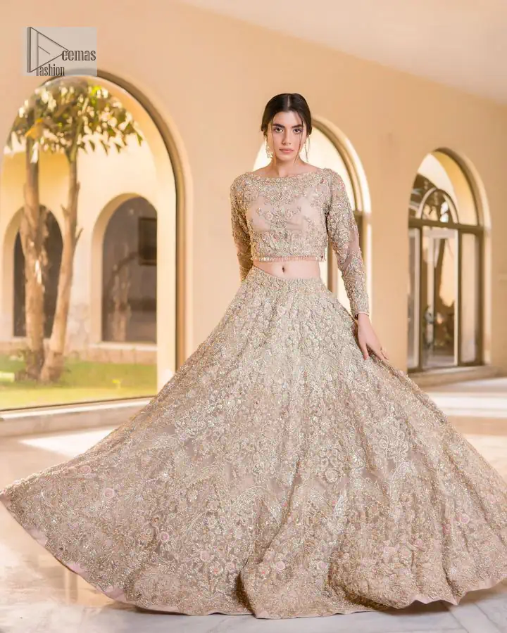 It features a softgalm-inspired look that redefines elegance. An elegant rhyme to tradition, the attractive and beautiful walima wear lehnga