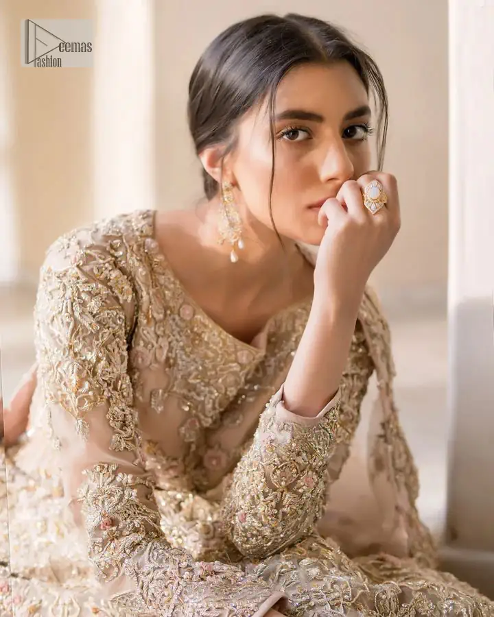 It features a softgalm-inspired look that redefines elegance. An elegant rhyme to tradition, the attractive and beautiful walima wear lehnga