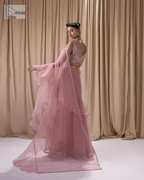 Turn heads in our stunning bridesmaid saree! The beautiful tea pink blouse is adorned with silver and golden embroidery which