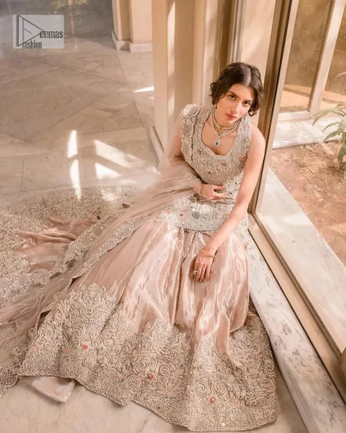 The beauty of idealism is captured with a touch of sparkle. This exclusive rose pink ensemble is beautifully translated on