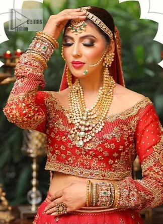 Make a statement and showcase your individuality with this bridal style dupatta that is embellished with small motifs.