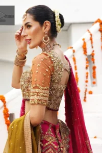 Create a look that’s for you with just one twist of the wrist on your Mehndi day.