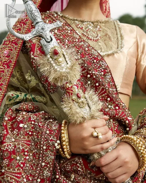 It is arranged with flared lehenga in the same color that ensures both comfort and sophistication as you exchange vows.