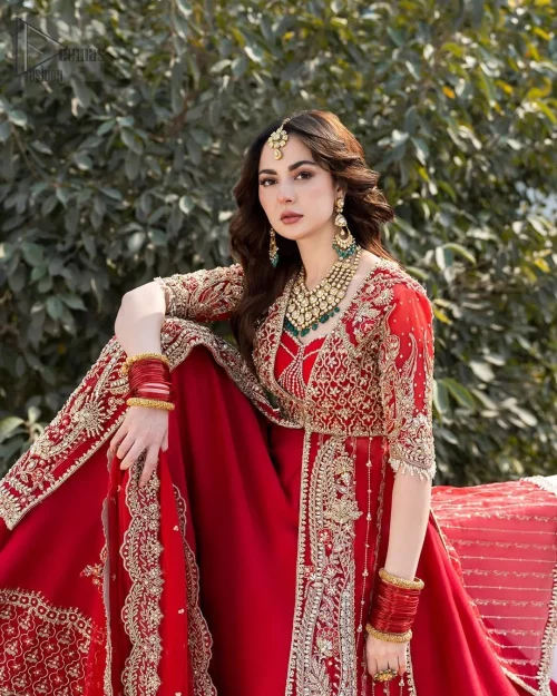 It is decorated with golden embroidery which is enhanced with tilla, dabka, kora, Kundan and crystals. The V-shaped neckline has