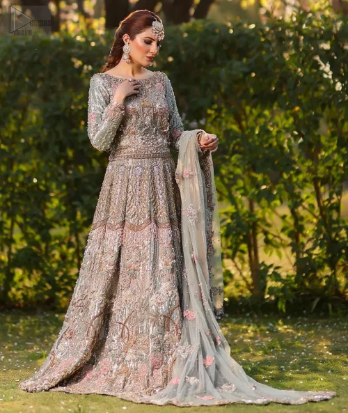 The blouse showcases a boat-shaped neckline and full sleeves, adding a touch of contemporary sophistication.