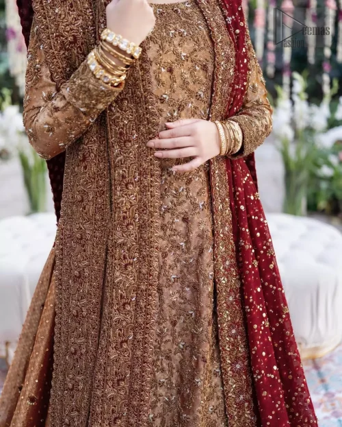 Its round neckline and full sleeves let the colour and craftsmanship stand out, with the design being simple and wearable.
