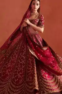 Kiran Lace Border: Close-up of the four-sided embroidered borders on the dupatta, finished with traditional Kiran lace implementation.