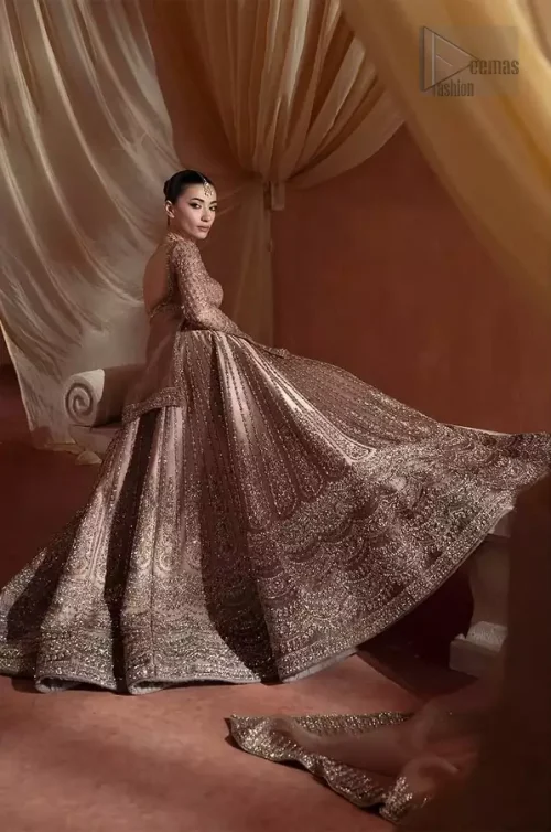 Waistline & Fit: Close-up of the fixed waist belt on the golden lehenga, showing the secure side zip and tailored